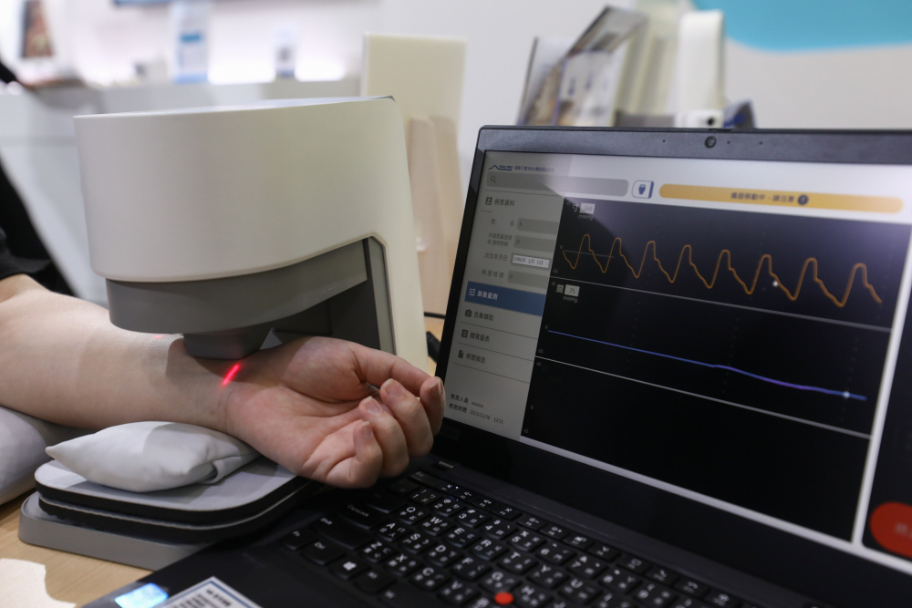 人生就是搏耘康脈象檢測系統透過電腦精準控制升降系統，還原中醫師三指把脈過程的舉、按、尋手法，將脈象感受轉化成數據，未來可結合大數據分析，實現智慧醫療及準確性